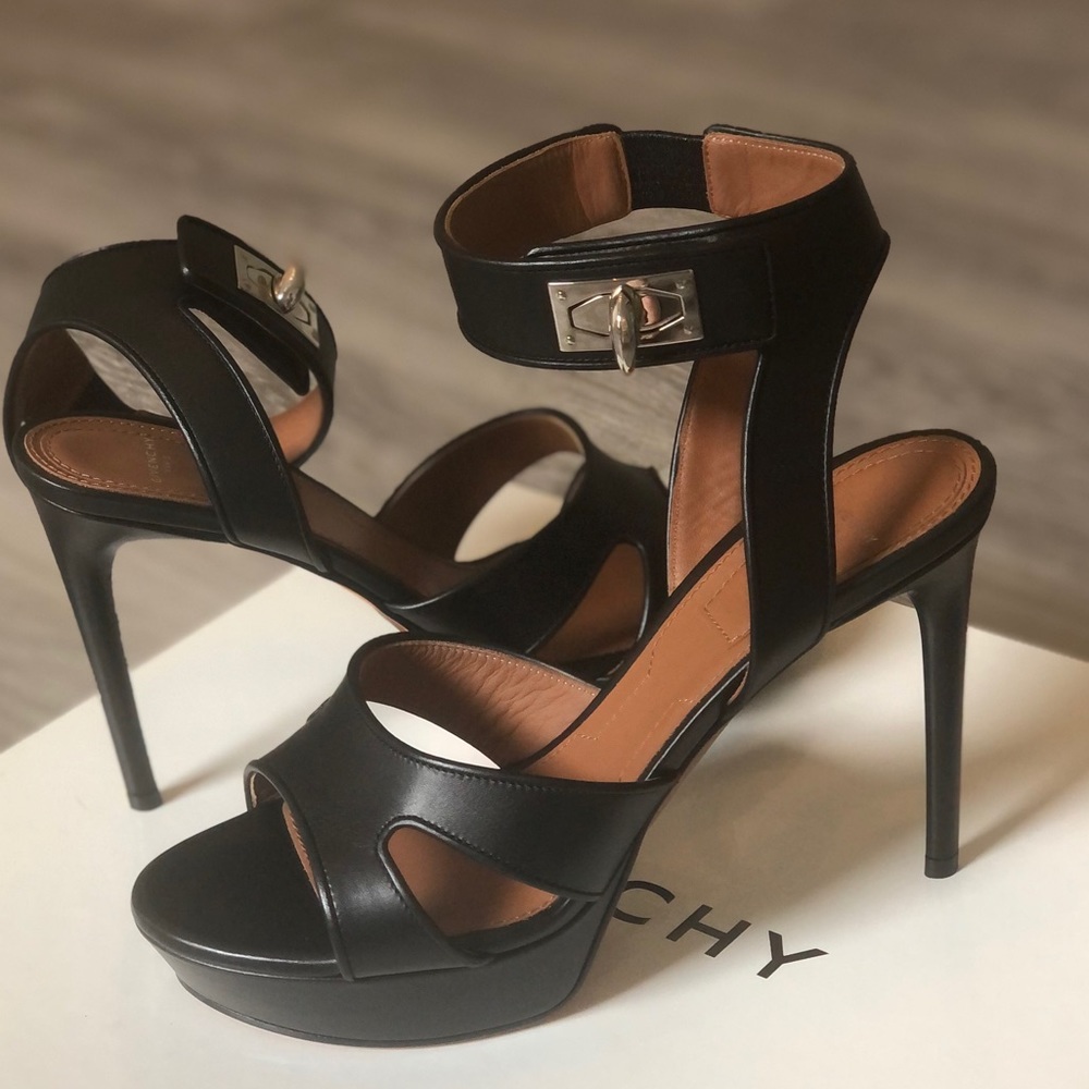 Brand New Givenchy sandals ‼️‼️‼️